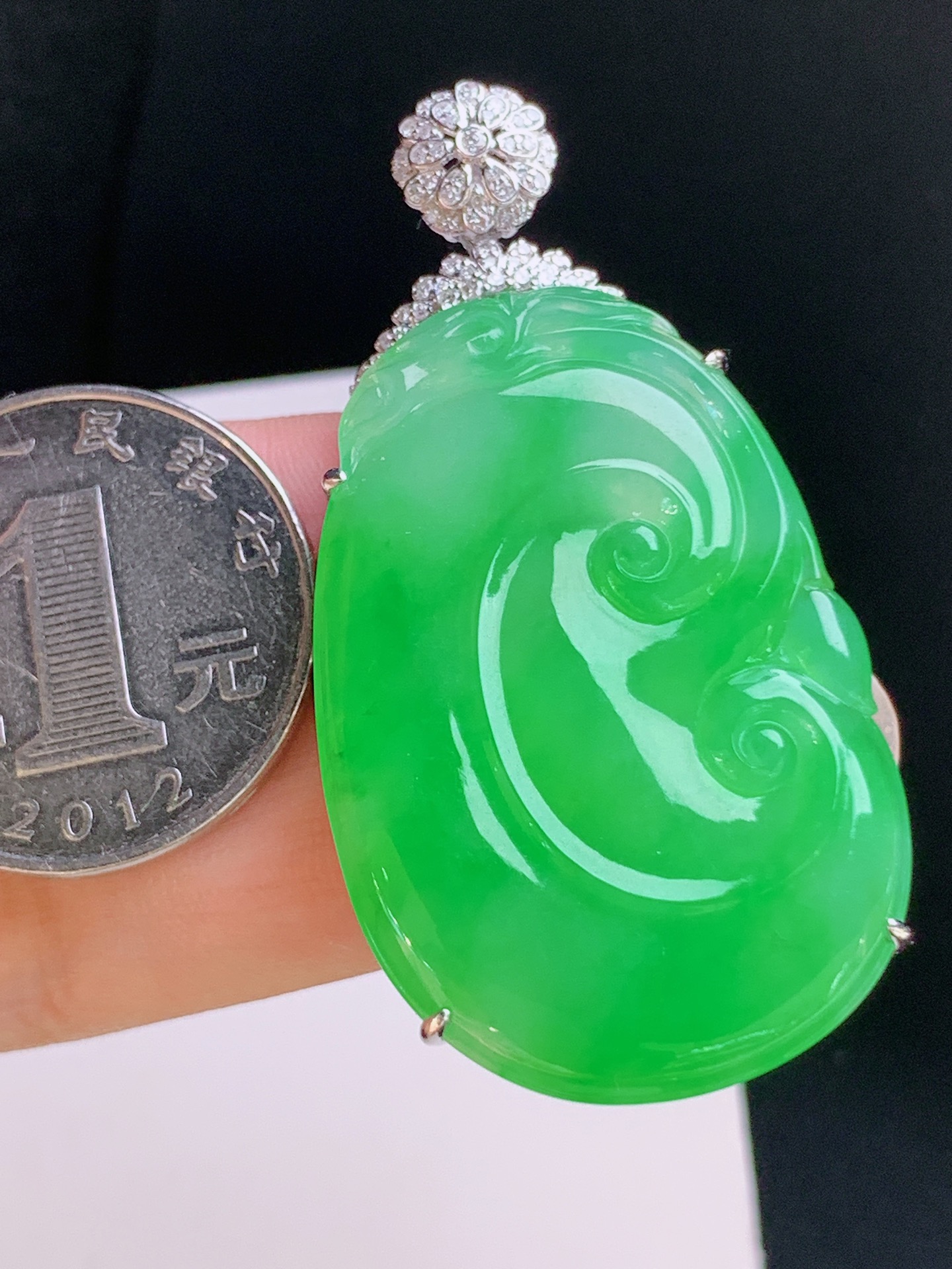 ️ 阳绿如意吊坠，满钻镶嵌，种老色艳，水润起光 裸石39.5-26.1-3.1 整体51.6 96