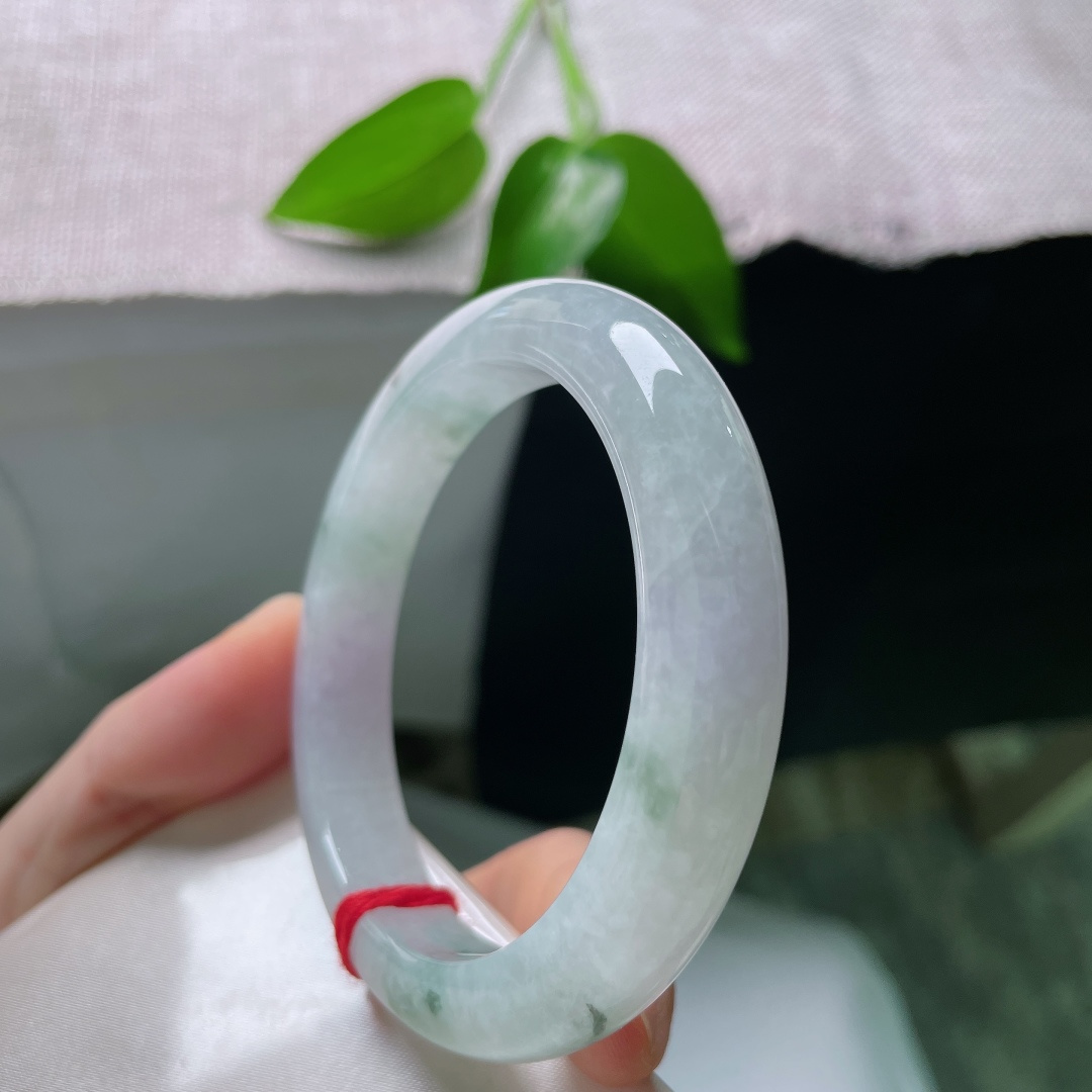 55/10.6/8.6，飘花正圈，皮纹，玉质冰润细腻，飘花随性自然，每一朵花都是，让镯身充满诗意。ss59538a