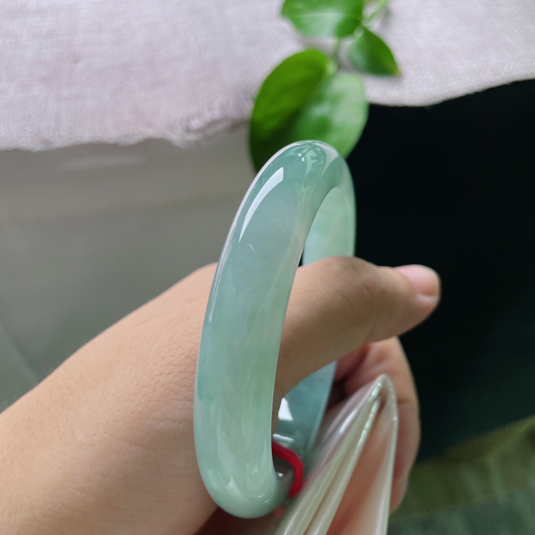 57/12.2/8.8，蓝底正圈，无裂，通透凝润自带流光，贵韵流转尽显珠光宝气。ss59862a