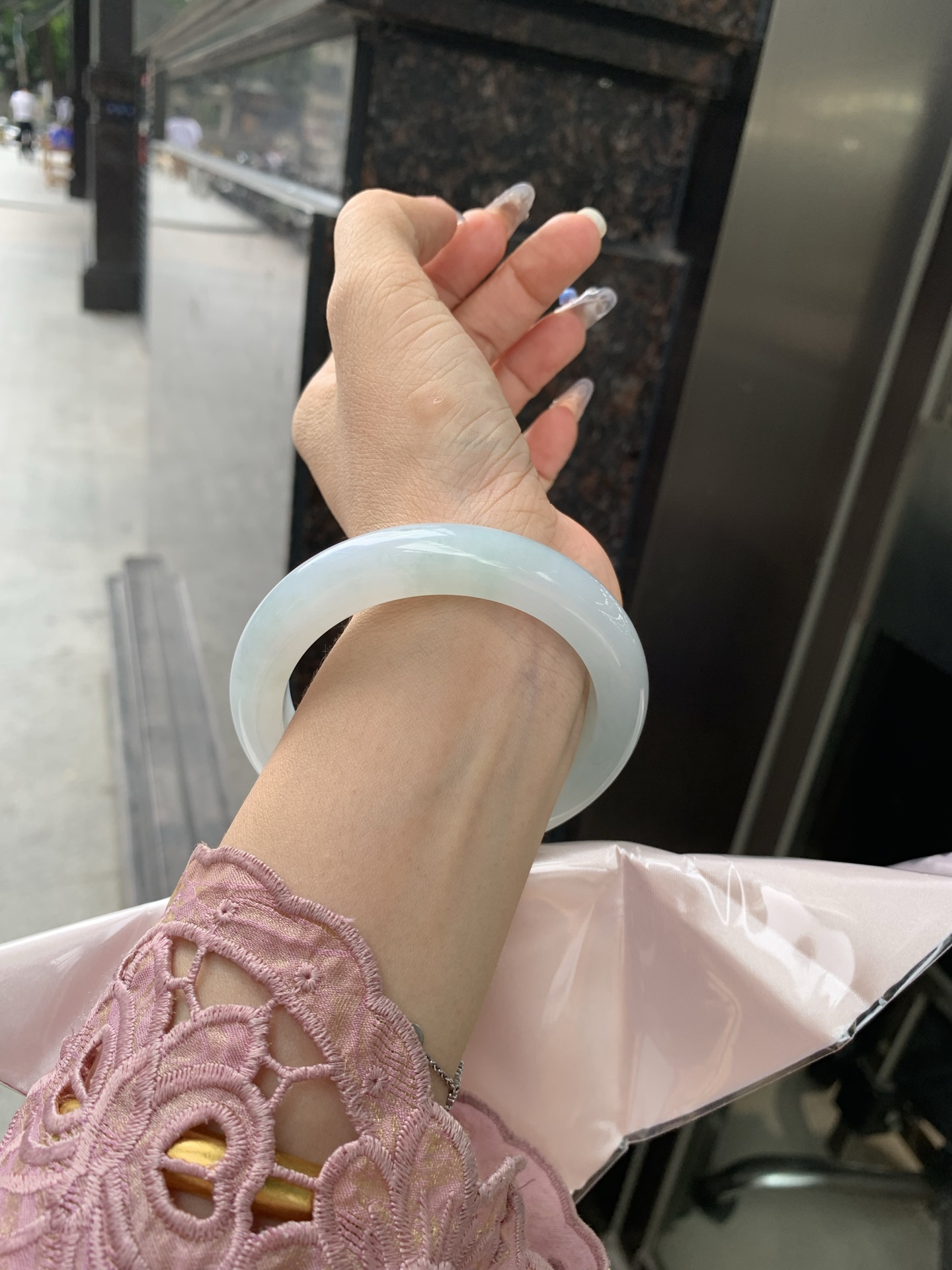 飘绿正圈 57.9-9.7-11.1 0502-4A102 无裂，底妆水润细腻，满圈淡绿花若隐若现，清爽优雅