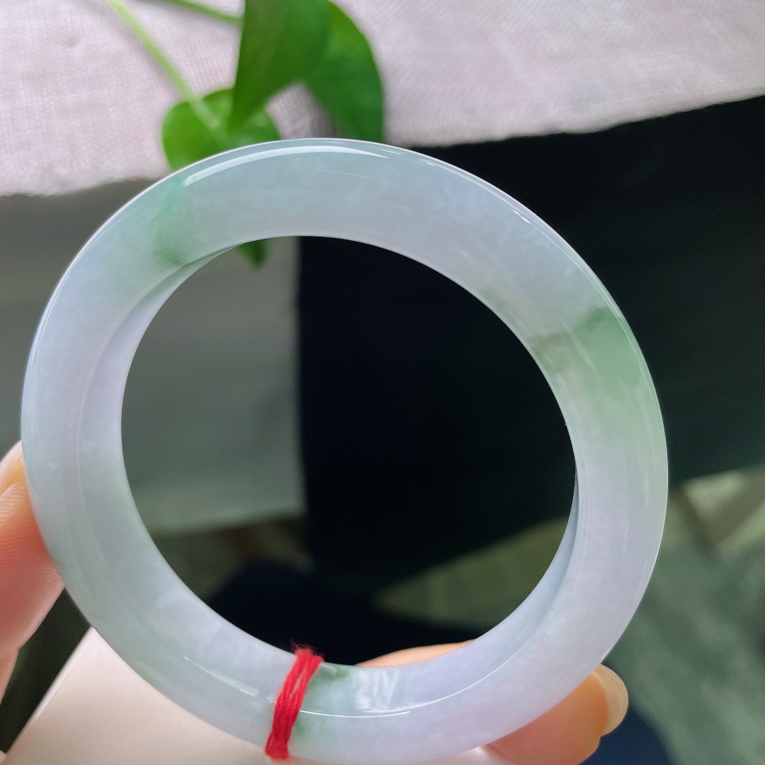 56.7/11.5/9.3，飘绿正圈，一点皮纹，飘花随性分布，绿意浅浅晕开，清新不张扬。ss59817a
