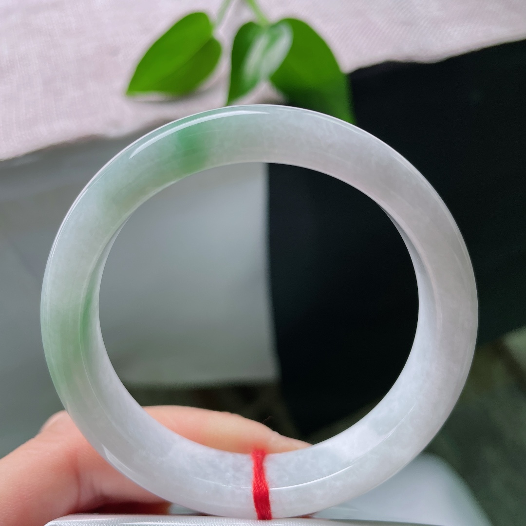 54/12.2/7.6，飘绿正圈，一点皮纹，玉质细腻柔光内敛，点点淡绿清新灵动舒展，端庄平安镯，如春