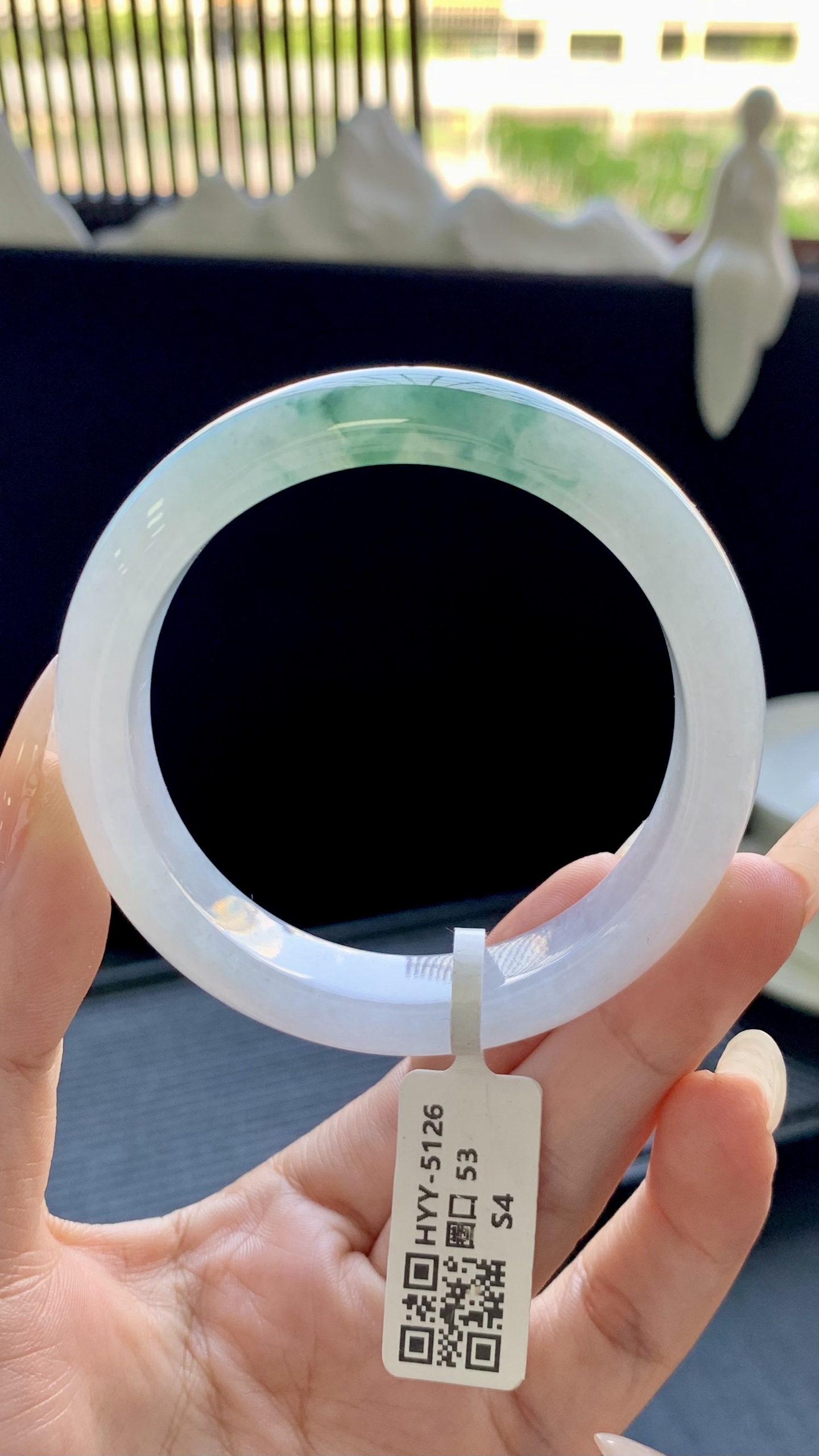 牛奶底飘绿花正圈手镯成品 HYY-5126 尺寸：52.5-12-8