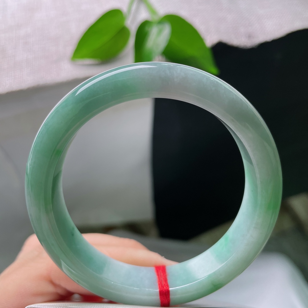 54.8/13.4/8.4，飘花正圈，晶体线，通透静谧温润，翠色疏密有致悠然流淌，平安镯版型规整，流露娴静温婉风骨。ss59283a