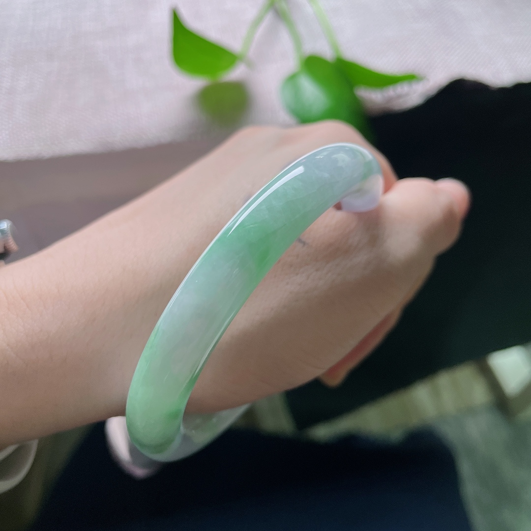 56.5/9.7，春彩圆条，一点皮纹，春彩正装手镯，淡紫朦胧，绿调悠然铺开，底子细腻，自带柔和水光。ss59453a