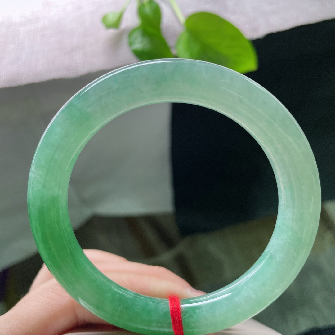 60/10.7，绿底圆条，大圈口，不骄不躁，刚刚好，腕间一抹浓春，胜过人间无数。无裂，ss59822a