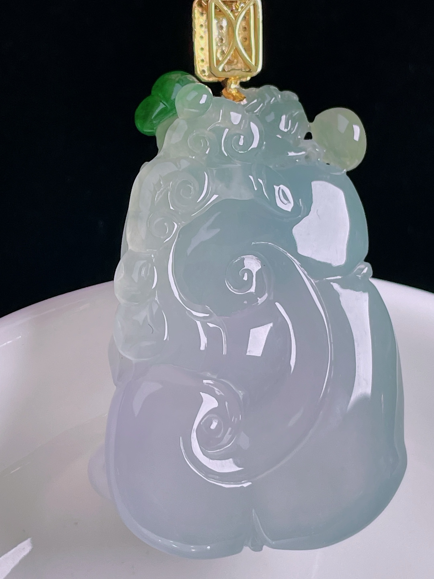 冰紫如意，18k镶嵌，老种起光，细底通透，尺寸：52裸石44.3/28.4/12.8mm0927