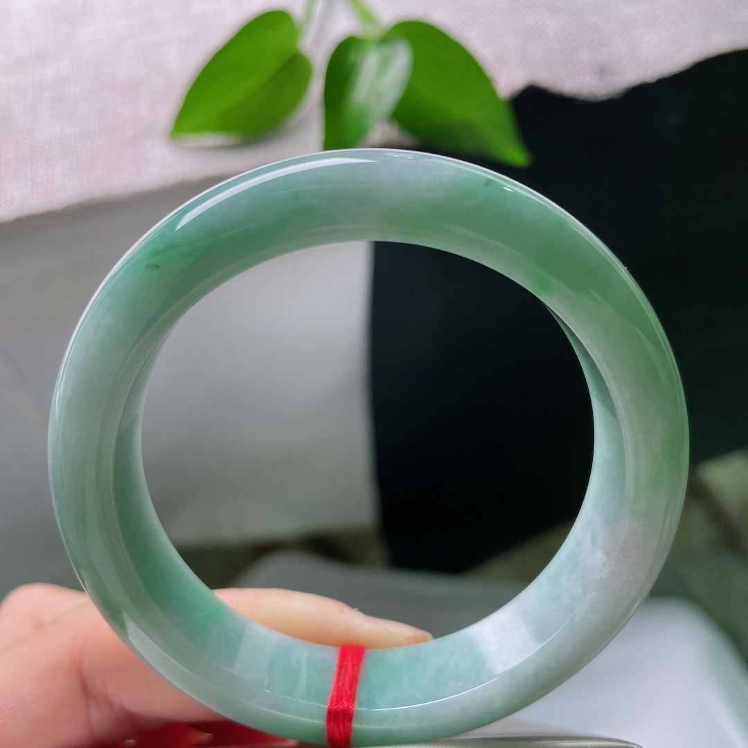 54.8/13.4/8.4，飘花正圈，晶体线，通透静谧温润，翠色疏密有致悠然流淌，平安镯版型规整，流