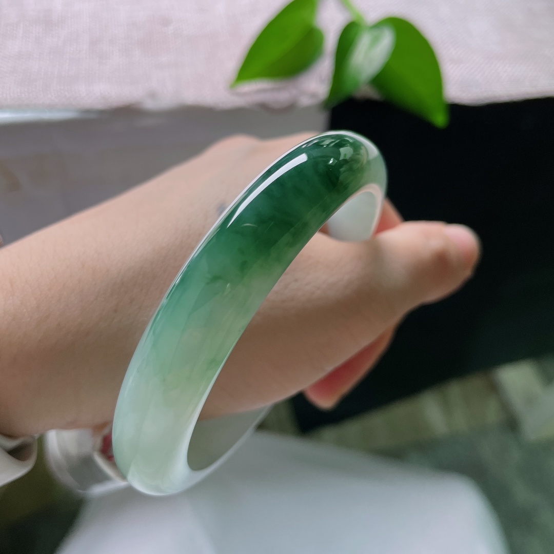 60.4/12.1/8.3，飘花正圈，无裂，冰底清透温润莹亮，半圈浓翠如黛晕染镯身，山水分界悠然，尽显含蓄雅致气韵。ss59430a