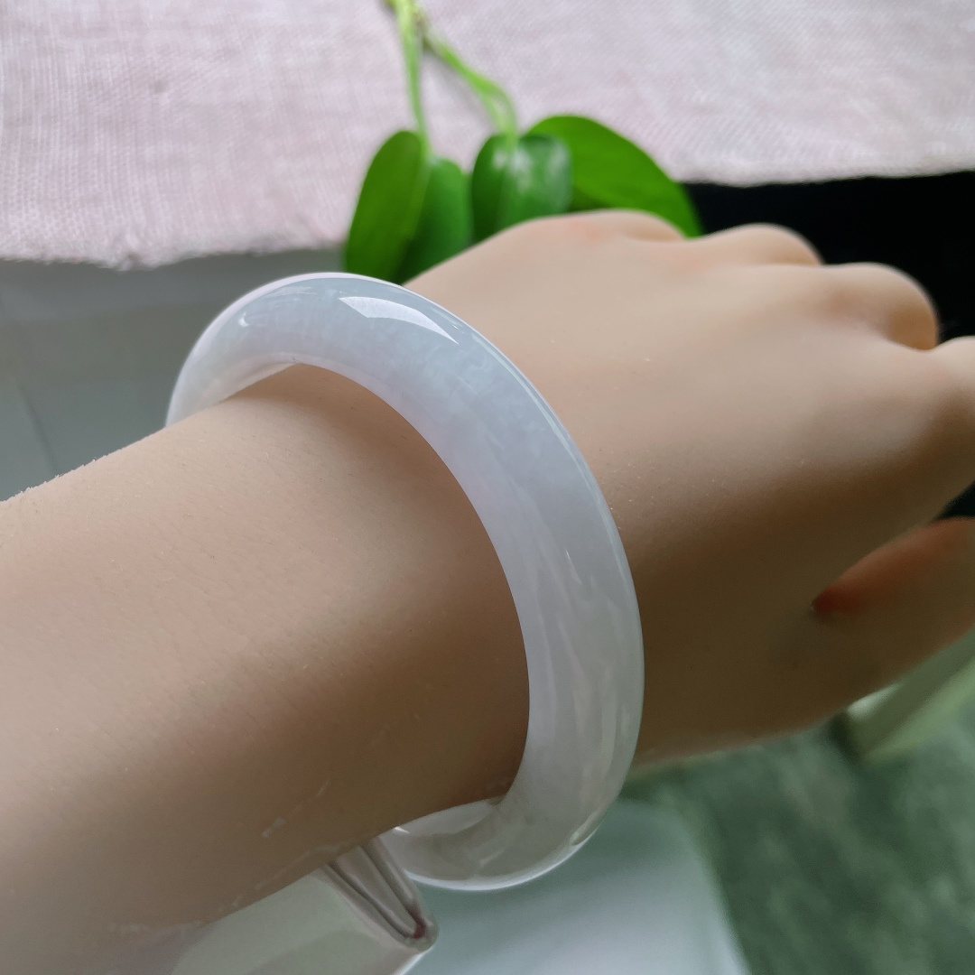 56.5/11.8/8.5，白底正圈，晶体，如雪素白凝于镯身，柔光温润内敛，无杂色雕琢，经典正圈尽显从容清雅的女子风骨。ss59575a
