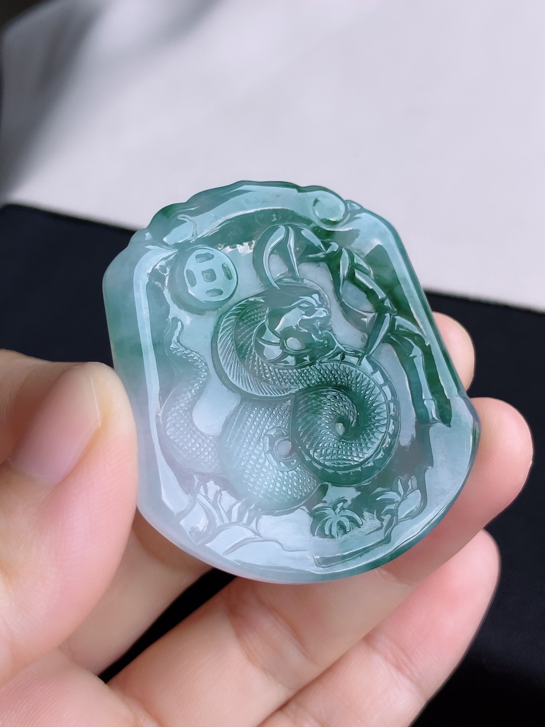 ️，冰种飘花生肖蛇牌，细腻精致，尺寸47.3/42/4.8/自然光实拍