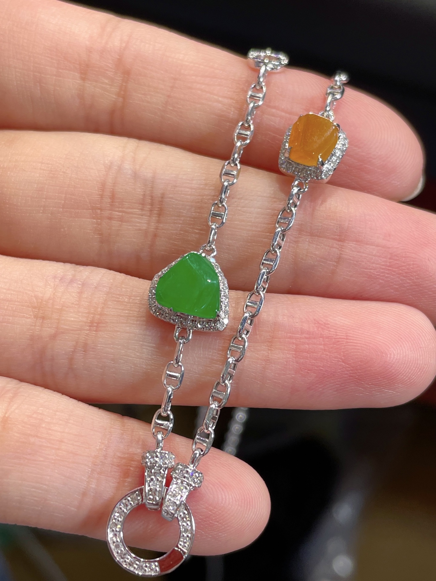 ️ ️性比 翡翠阳绿项链，质量货，光感强烈 冰种阳绿色，满绿，料子水润通透，种老起光。 18k豪镶