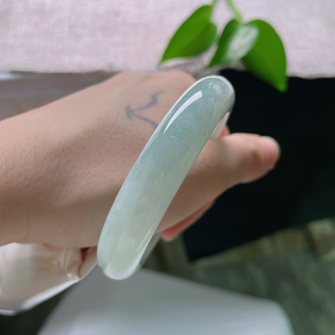 52.9/12.2/8.8，蓝底正圈，一点皮纹，洒金，浅晴光凝于玉璧，冰质莹润澄澈，色调恬淡柔和，蕴藏中式含蓄浪漫韵味。ss59457a
