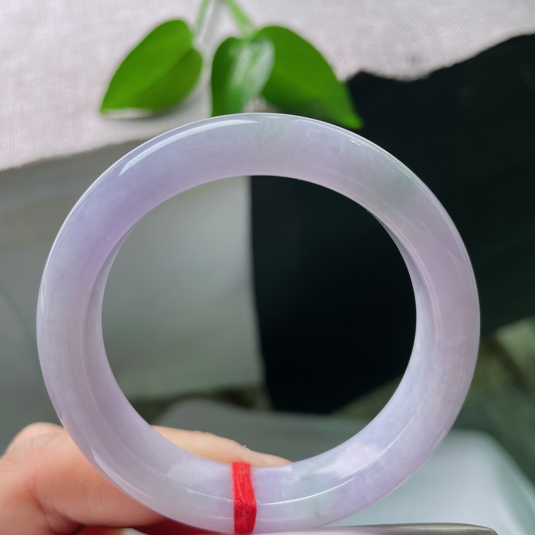 50.5/12.3/8.2，正圈，一点皮纹，冰底氤氲朦胧，零星翠色轻落镯身，平安镯紫气温婉，一腕携来