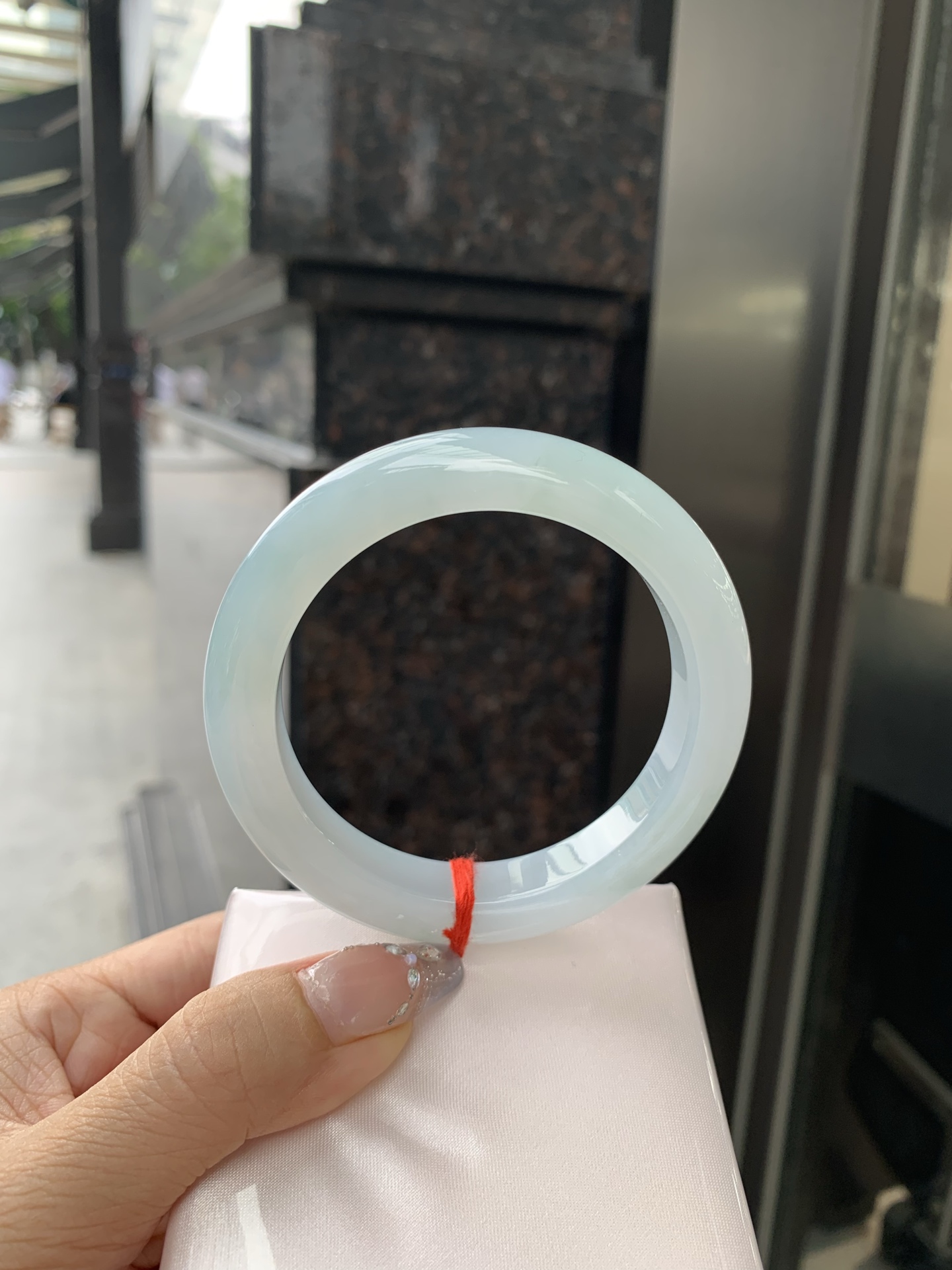 飘绿正圈 57.9-9.7-11.1 0502-4A102 无裂，底妆水润细腻，满圈淡绿花若隐若现，清爽优雅