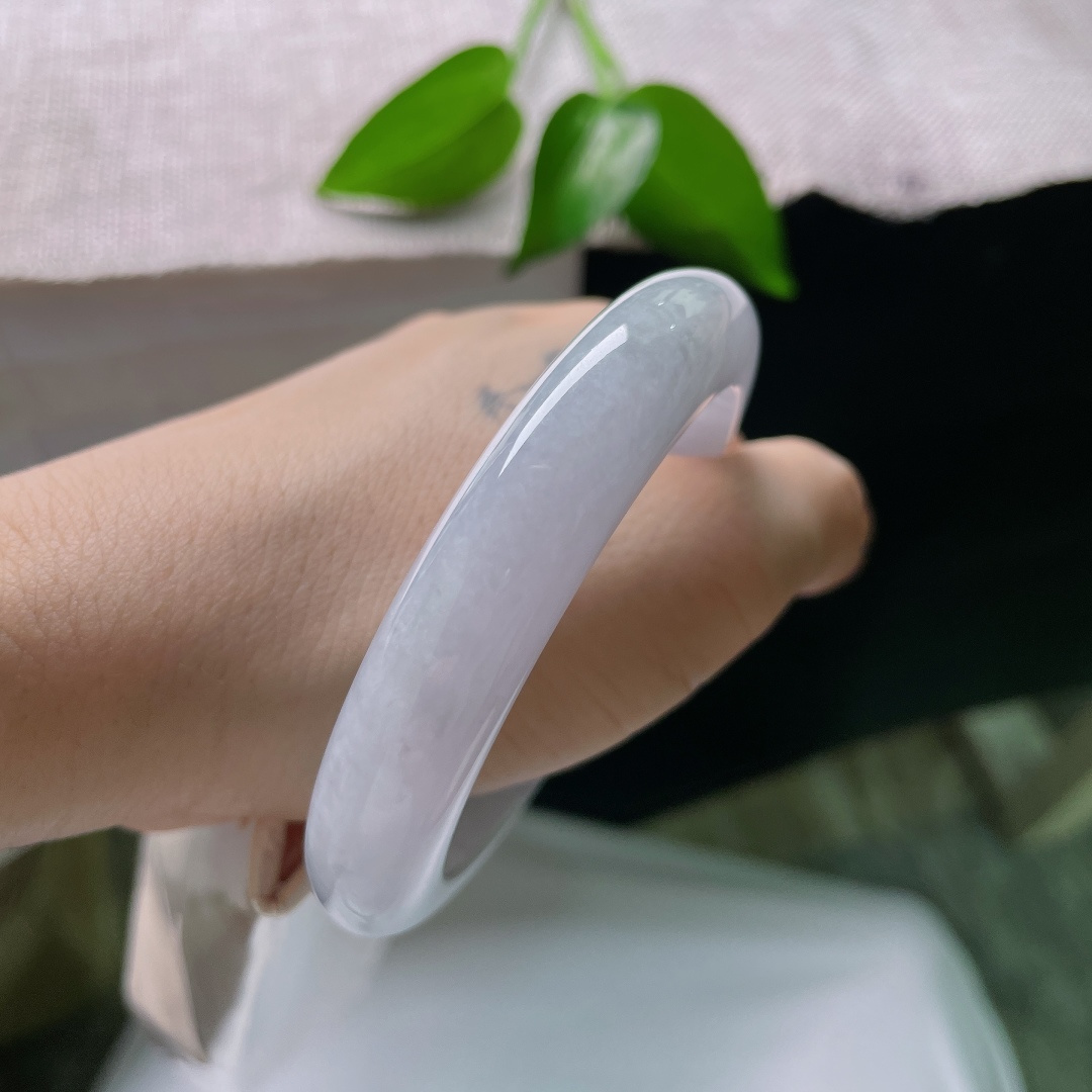 56/12.3/9.2，正圈，晶体线，冰种水光温润内敛，整圈灰紫如烟漫染，端庄平安镯，薄雾凝玉，自带温柔疏离氛围感。ss59304a