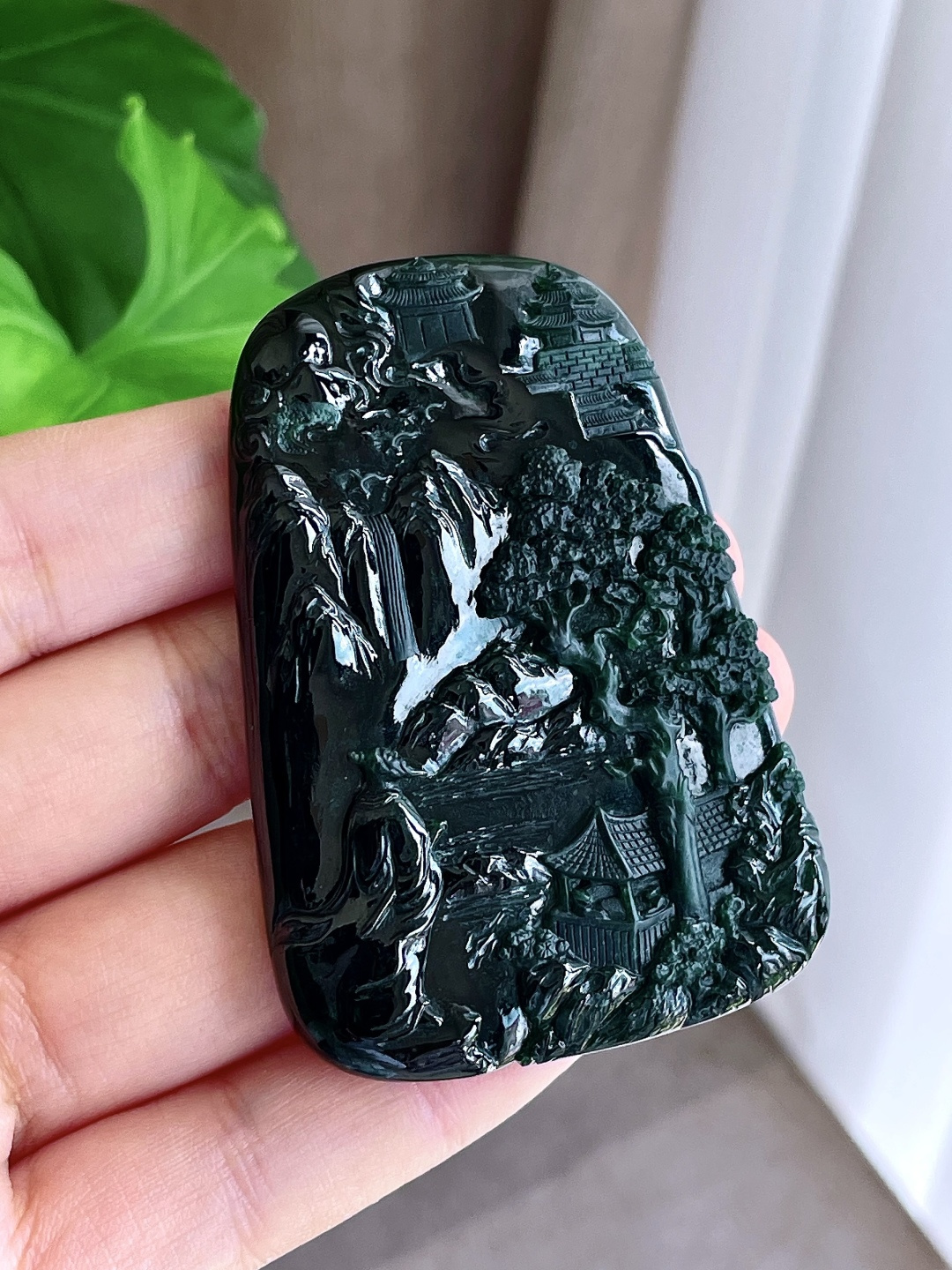 【墨翠】墨翠山水牌大山水牌吊坠 【说明】缅甸 无裂 性比高 厚装 【尺寸】66.8-47-8.2 【重量】52.7克