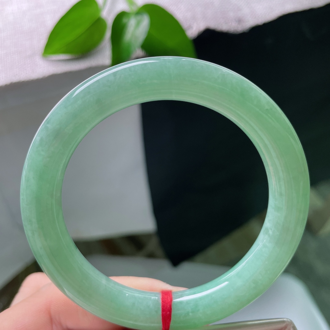 58.1/10.7，绿底圆条，无裂，冰种质地柔和透亮，满圈湖水绿澄澈干净，端庄镯型，一抹清翠衬出娴静女子风华。ss59245a