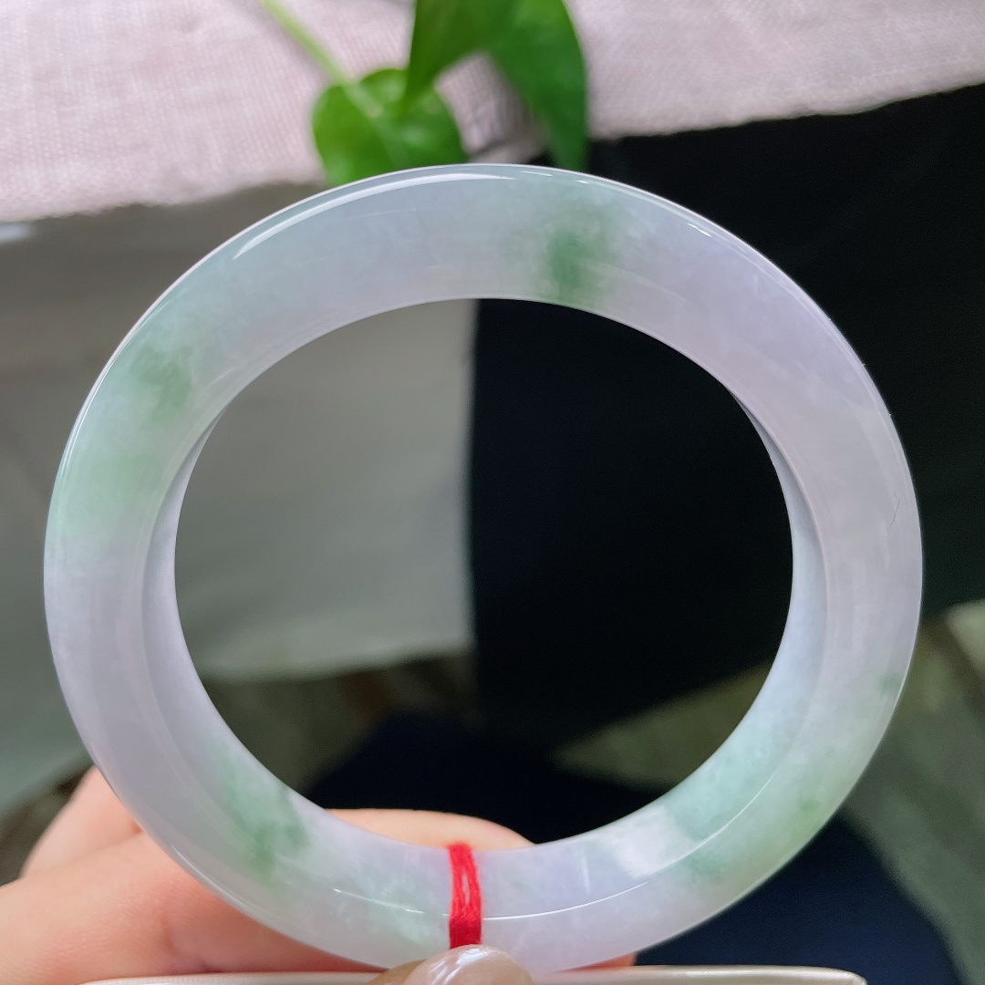 56.7/11.5/9.3，飘绿正圈，一点皮纹，飘花随性分布，绿意浅浅晕开，清新不张扬。ss59817a