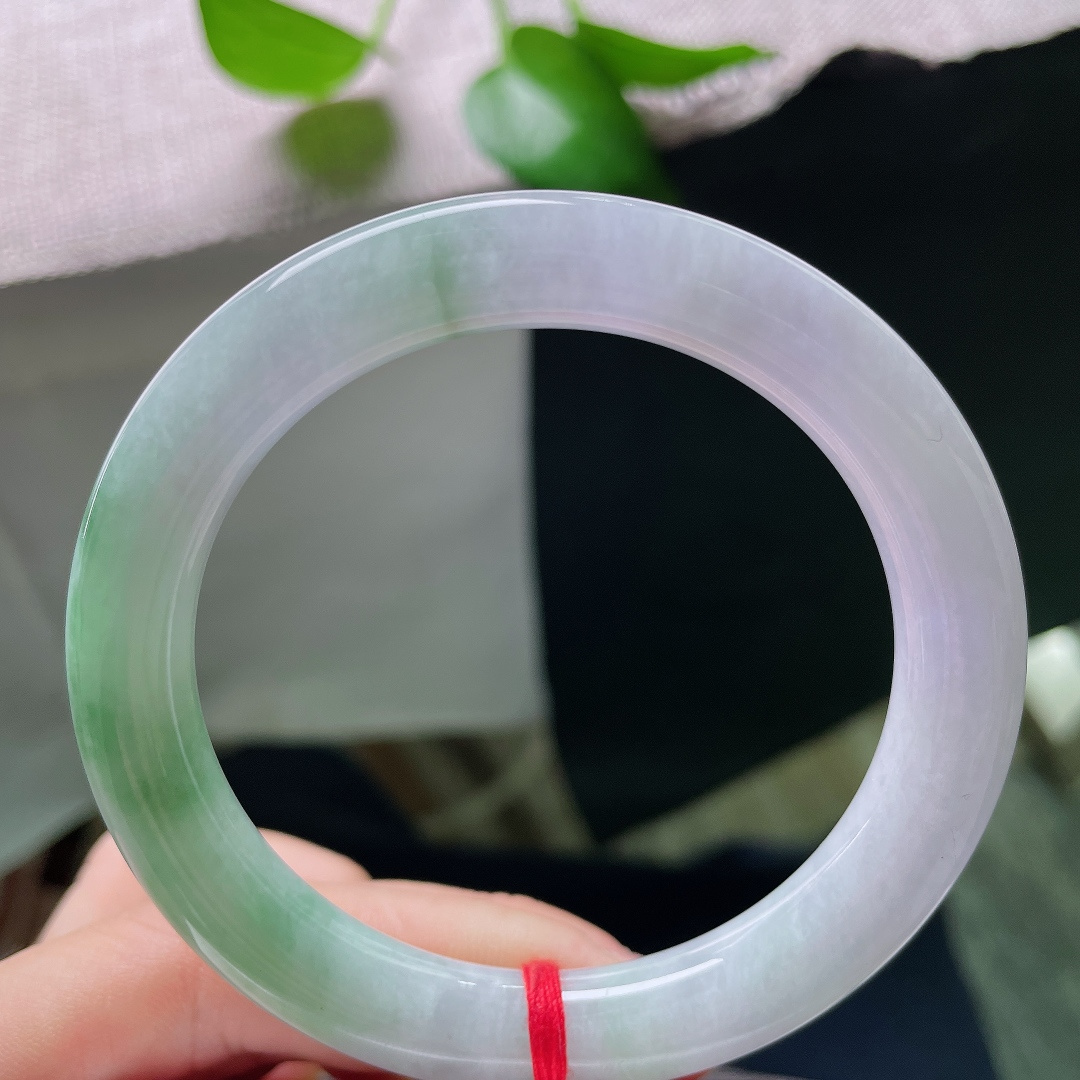 56.5/9.7，春彩圆条，一点皮纹，春彩正装手镯，淡紫朦胧，绿调悠然铺开，底子细腻，自带柔和水光。ss59453a