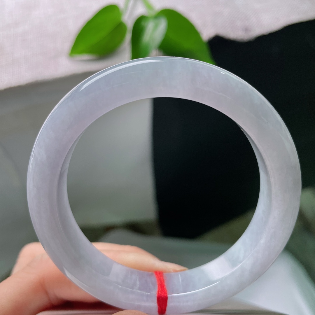 56/12.3/9.2，正圈，晶体线，冰种水光温润内敛，整圈灰紫如烟漫染，端庄平安镯，薄雾凝玉，自带温柔疏离氛围感。ss59304a
