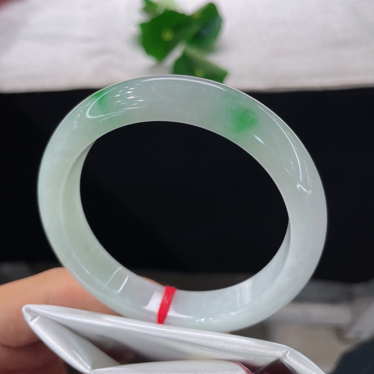 天然翡翠手镯 圈口58.2/12.6/8.4，白底青正圈，57/58可戴，素镯含翠，清风落腕，无裂