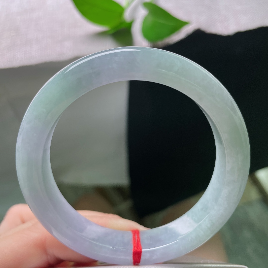 56.8/12.1/9.1，春彩正圈，一点皮纹，清雅淡春彩正圈平安镯，紫绿温柔相融，玉质温润冰透，晕