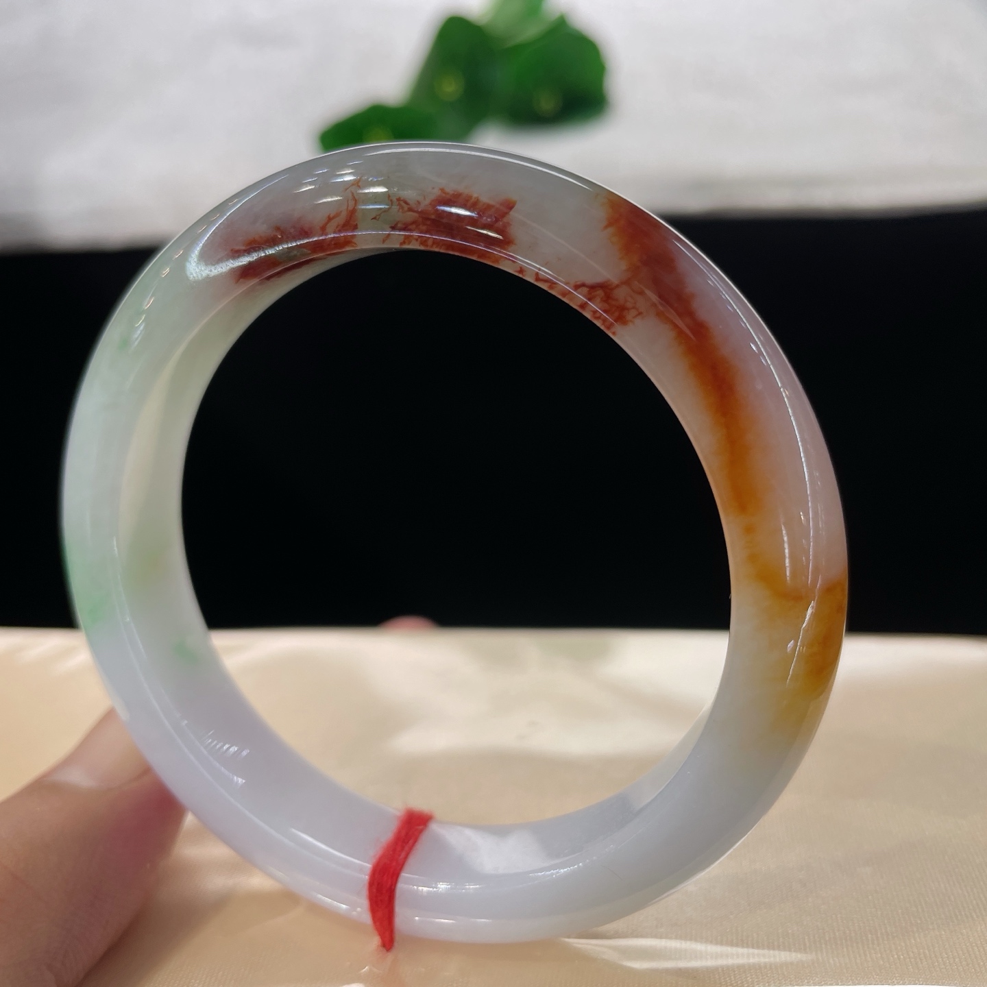天然翡翠手镯 圈口58/12.2/8.9，鸿运当头三彩正圈，难得的俏色三彩镯，红韵灵动，翠色点缀，上手显贵气无裂。