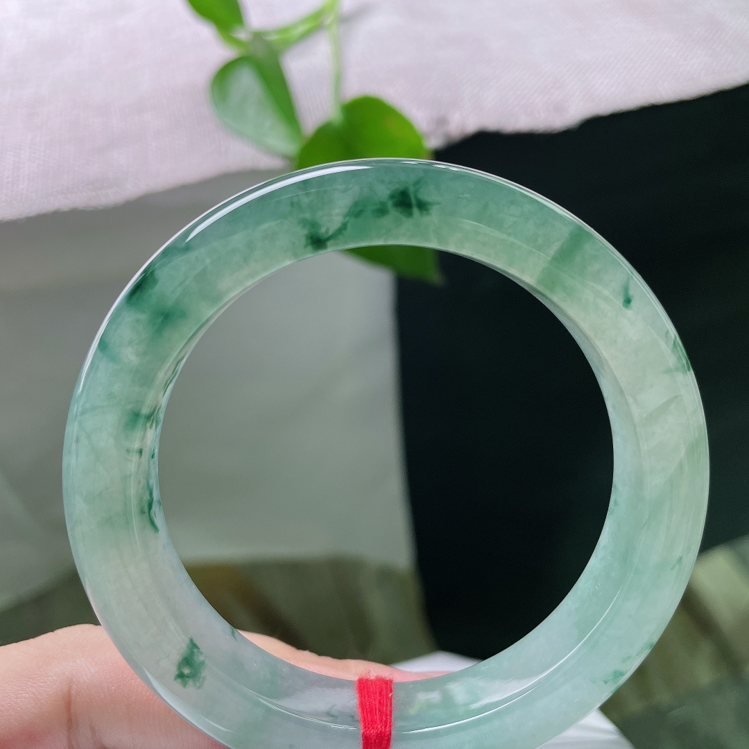 56.4/12.5/9.3，冰飘花正圈，无裂，种质老透莹润，玉质冰爽细腻，晶体紧密细腻，水光灵动流转，握在腕间清冽温润。ss ss59818a