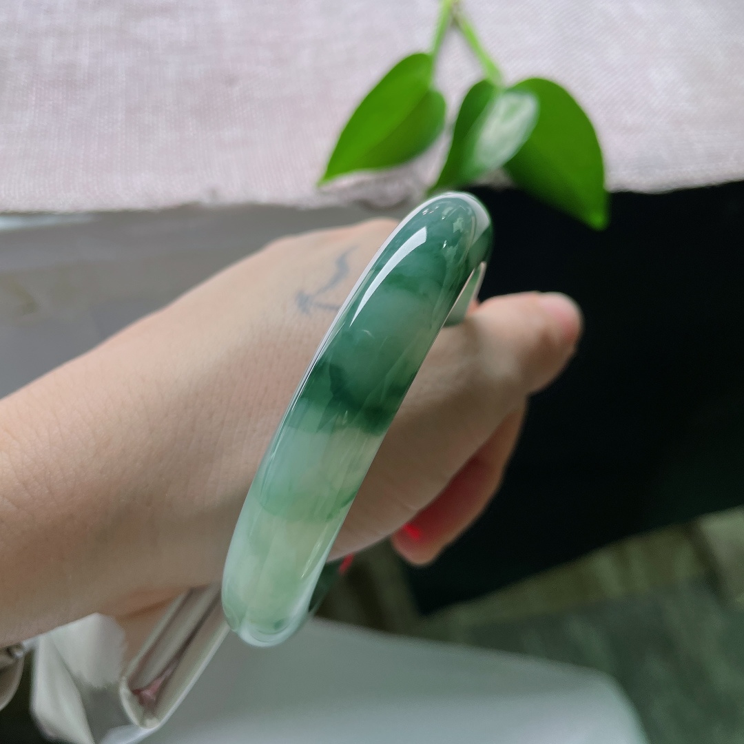 59.3/12/8.2，飘花正圈，无裂，洒金，青山烟翠凝于玉镯，墨绿飘花层次悠远，冰质灵气流转，演绎复古沉静国风风情。ss59422a
