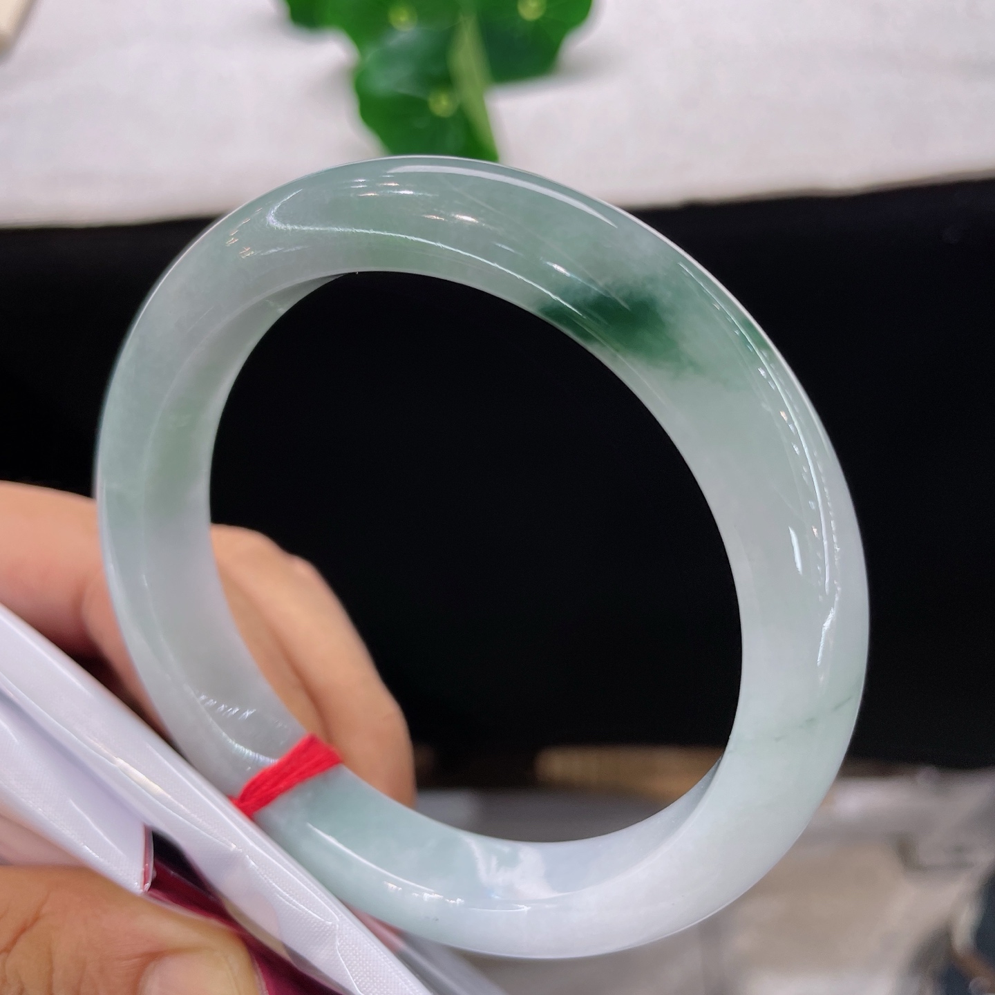 天然翡翠手镯 圈口61.6/11.8/8.8，飘花正圈61/62可戴，澄澈通透，一抹飘绿似烟云轻漫林间，柔光漫淌。无裂