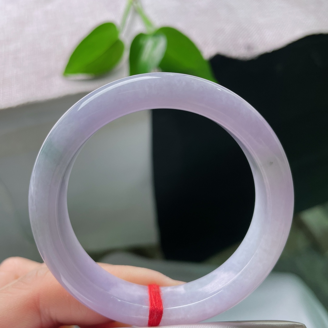 50.5/12.3/8.2，正圈，一点皮纹，冰底氤氲朦胧，零星翠色轻落镯身，平安镯紫气温婉，一腕携来春日诗意。ss59327a