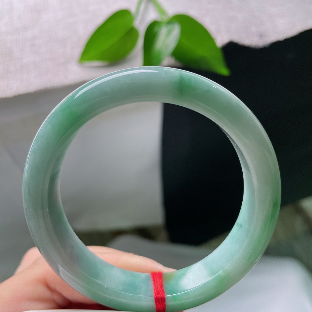 54.8/13.4/8.4，飘花正圈，晶体线，通透静谧温润，翠色疏密有致悠然流淌，平安镯版型规整，流露娴静温婉风骨。ss59283a