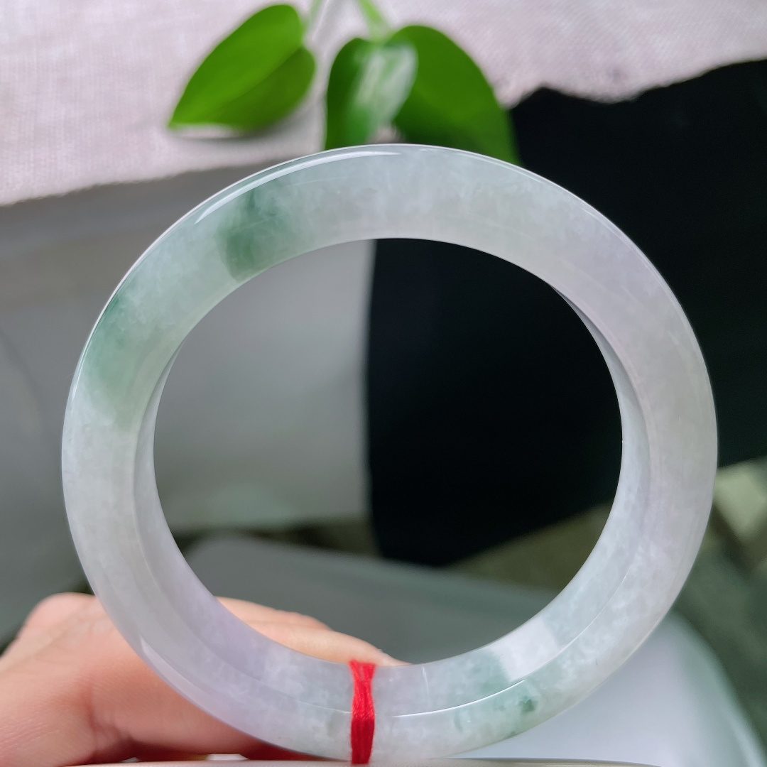 55/10.6/8.6，飘花正圈，皮纹，玉质冰润细腻，飘花随性自然，每一朵花都是，让镯身充满诗意。ss59538a