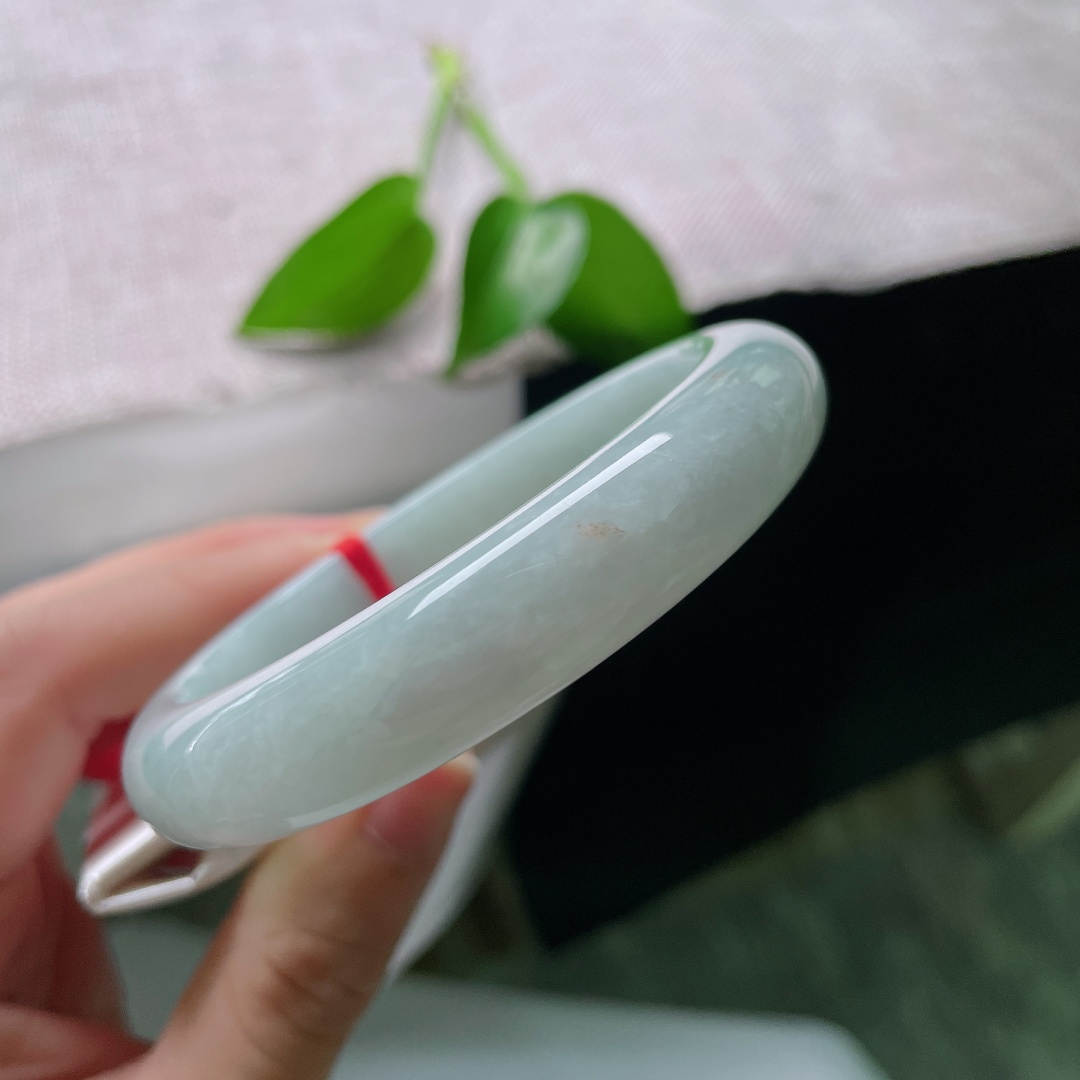 58/12.2/8.6，蓝底正圈，晶体，洒金，质地温润内敛，浅晴底色干净清和，端庄镯型，似山间薄雾，自带柔和治愈氛围感。ss59482a