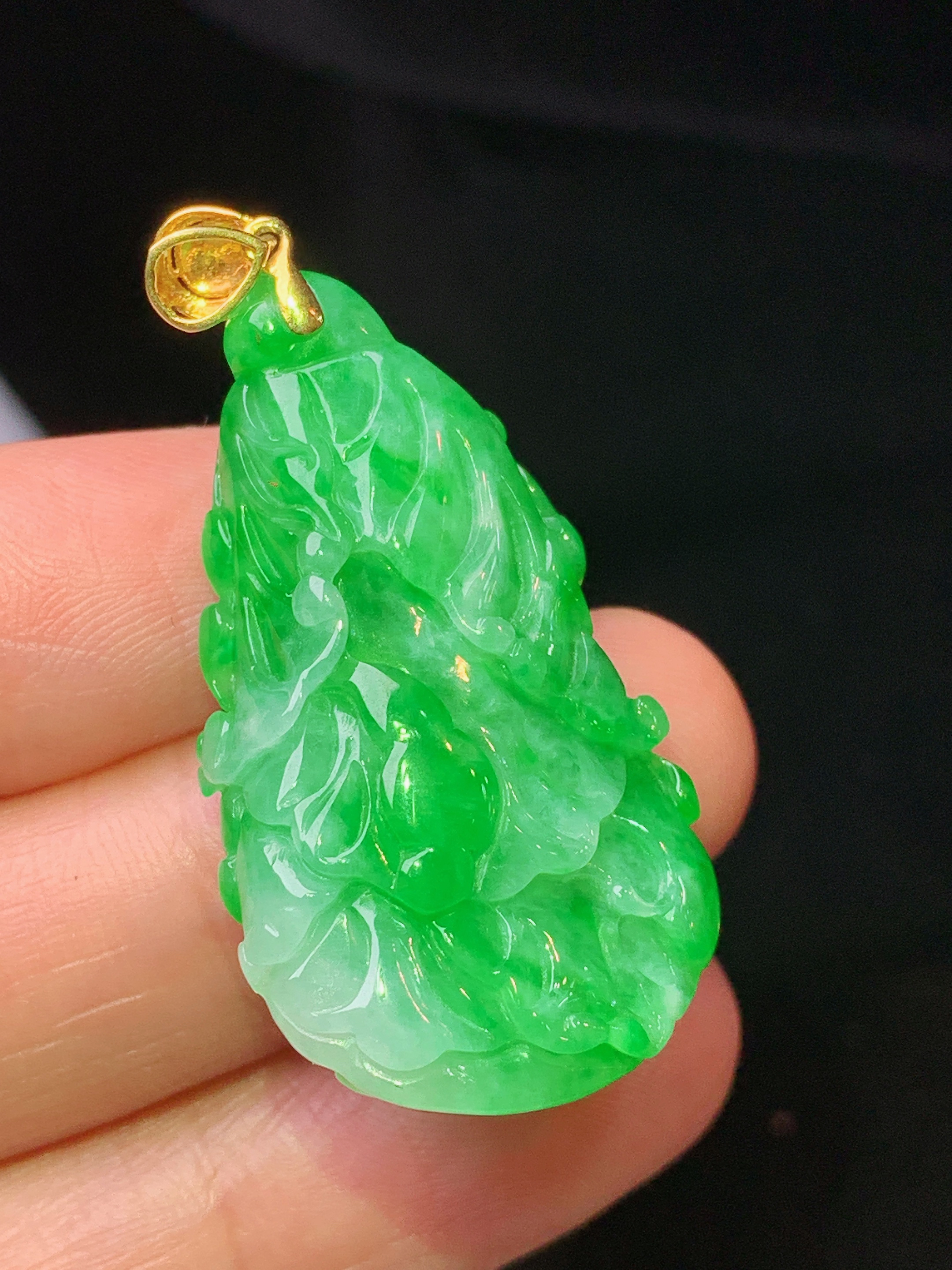 18k金镶嵌阳绿白菜吊坠 玉质细腻 色泽艳丽清新 水润亮眼 整体尺寸40.8*19.5*9.5 a5