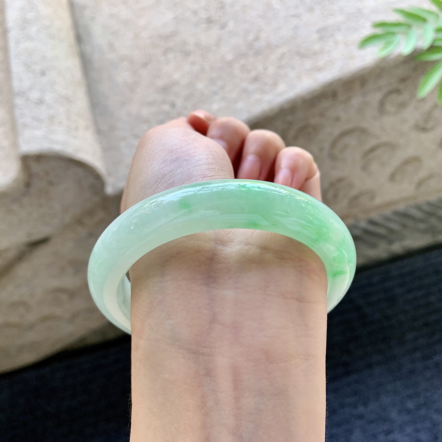 正圈56 57 圈口57.5/12/9.2 编码GL092903 细糯飘绿，水润，种老，细腻，有纹线