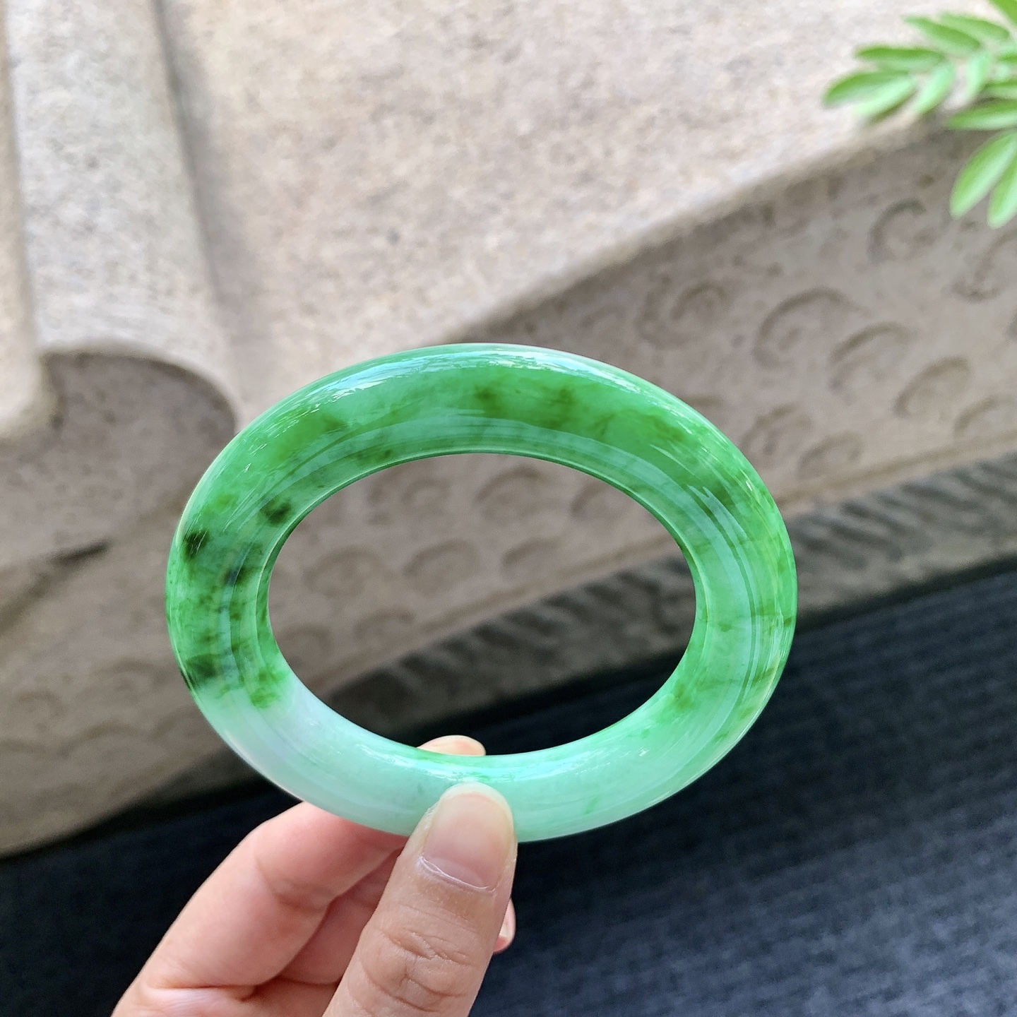 圆条55 56 圈口55.9/12.5/13.2 编码A3092945 糯冰飘绿，水润，种老，细腻，有棉线