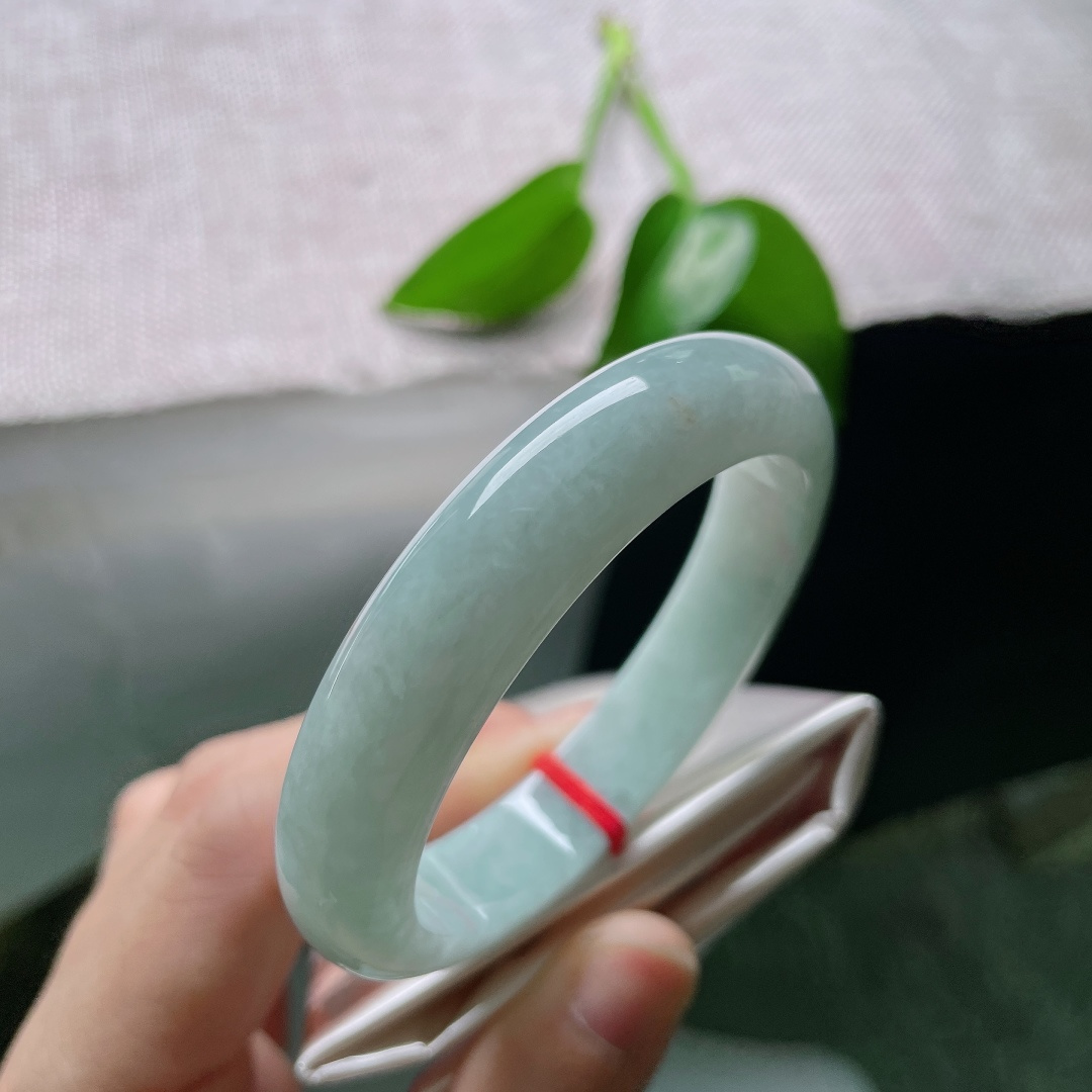 54/12.1/7.7，蓝底正圈，一点皮纹，质地温润内敛，浅晴底色干净清和，端庄镯型，似山间薄雾，自带柔和治愈氛围感。ss59478a