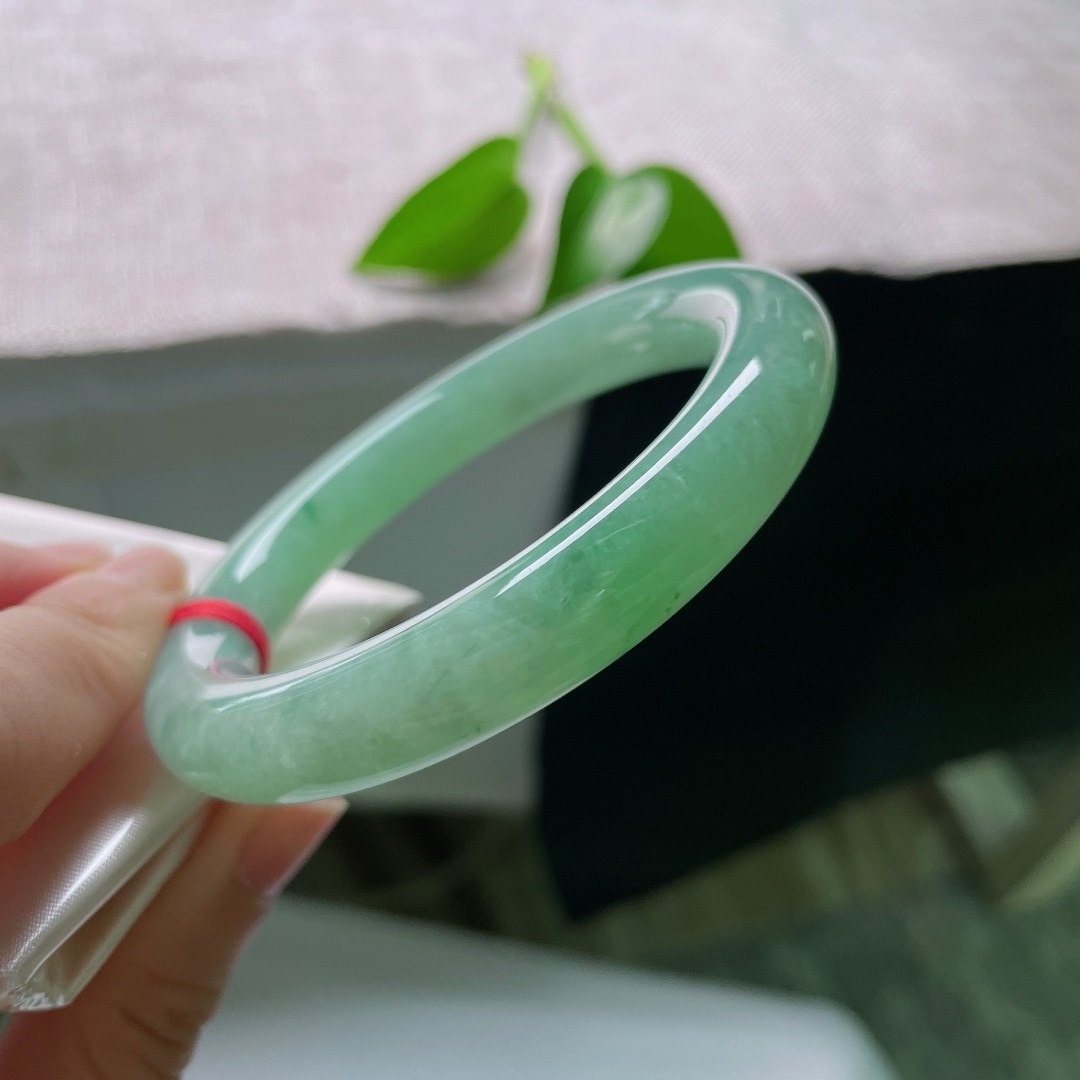 55.9/10.9，绿底圆条，晶体，清润湖绿底色澄澈，灵动飘花悠然散落，圆条浑厚饱满，上手端庄娴静韵味悠长。ss59258a