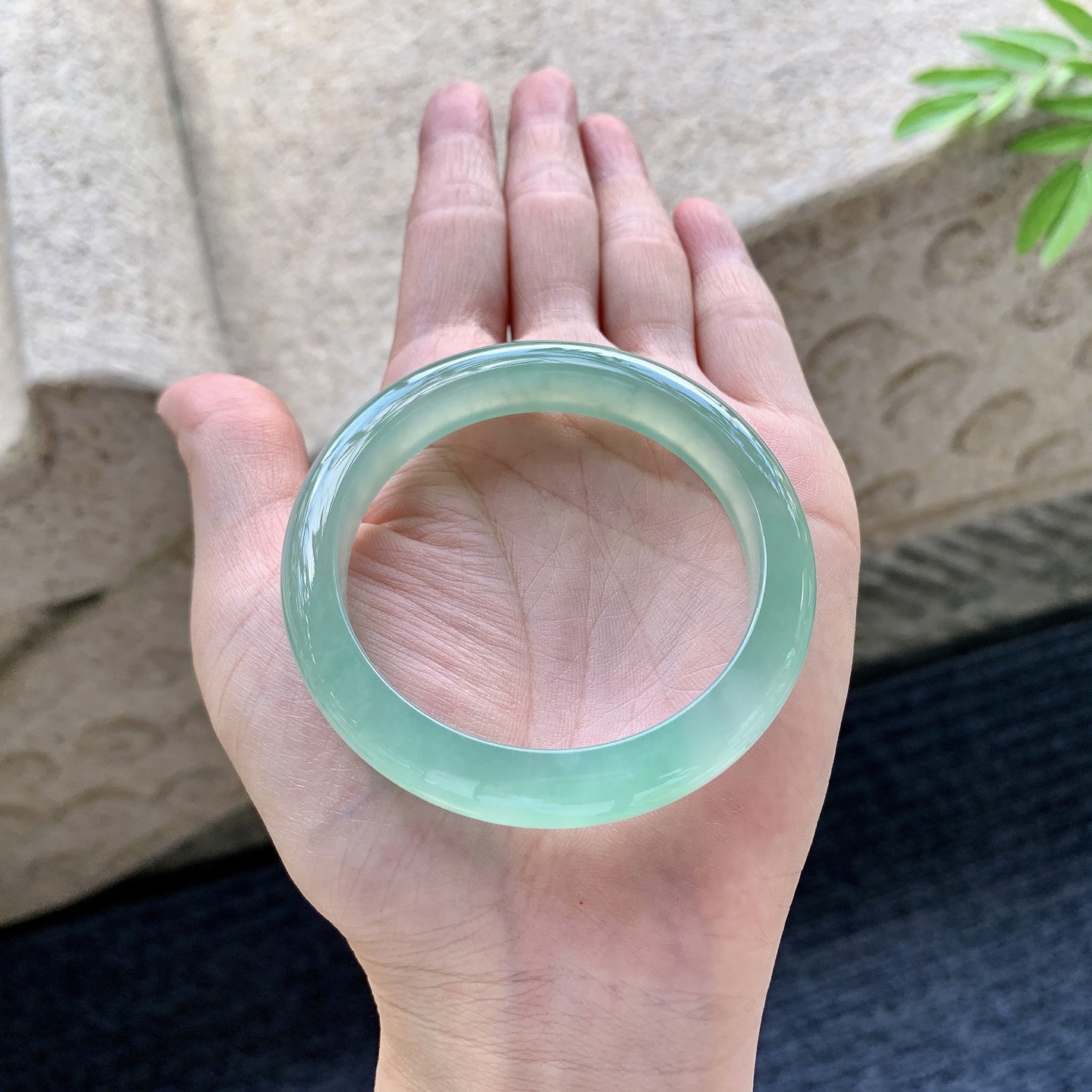 正圈50 51 圈口50.5/9.9/7.8 编码BA092949 冰果绿，色匀，水润，种老，细腻，无裂