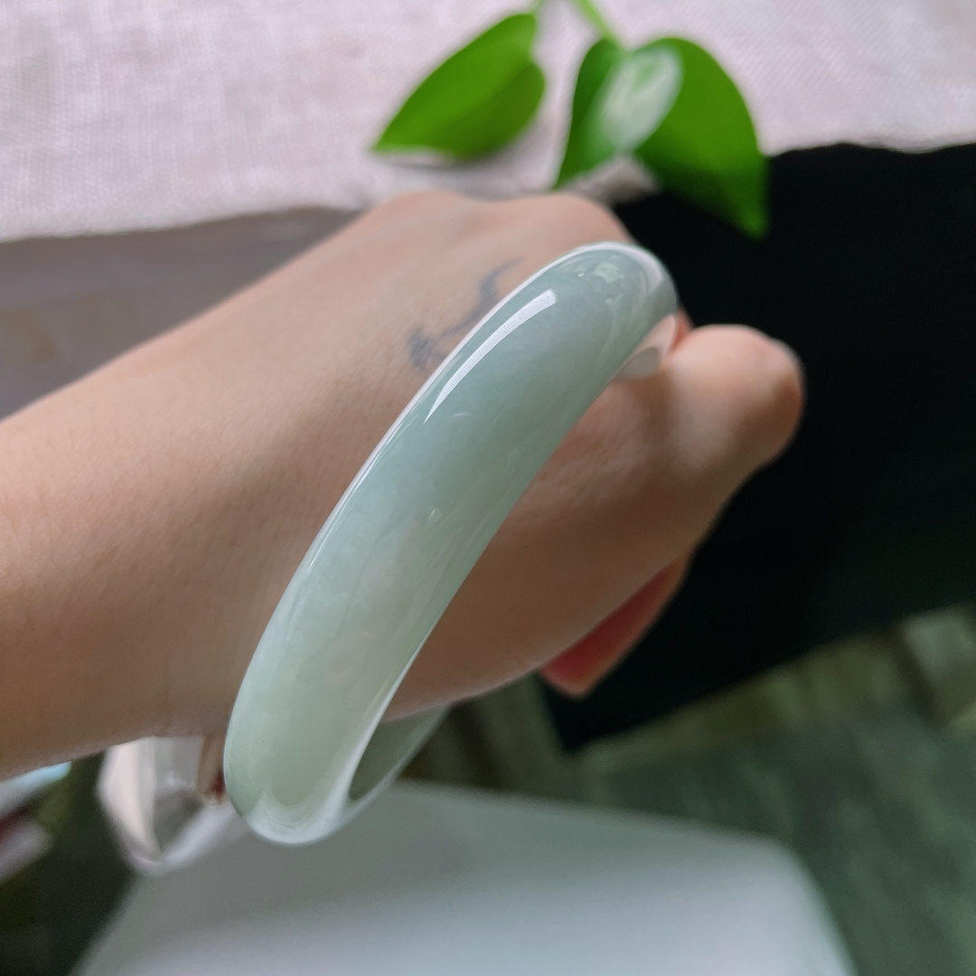 58/12.2/8.6，蓝底正圈，晶体，洒金，质地温润内敛，浅晴底色干净清和，端庄镯型，似山间薄雾，自带柔和治愈氛围感。ss59482a