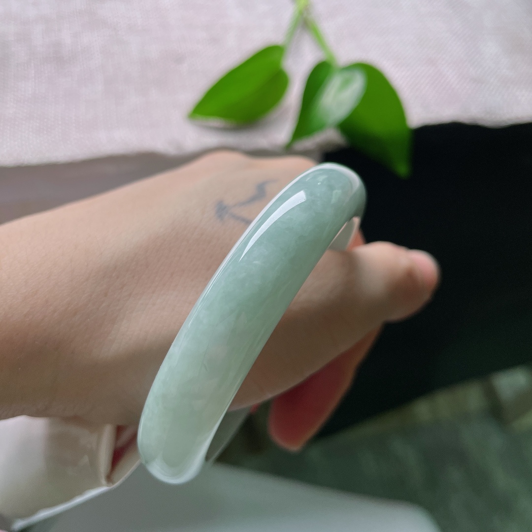 54/12.1/7.7，蓝底正圈，一点皮纹，质地温润内敛，浅晴底色干净清和，端庄镯型，似山间薄雾，自带柔和治愈氛围感。ss59478a