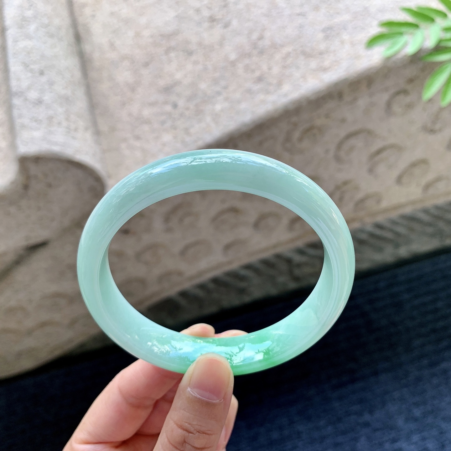 正圈61 62 圈口62.3/13/7.6 编码GL092916 糯冰飘绿，水润，种老，细腻，打灯有棉线