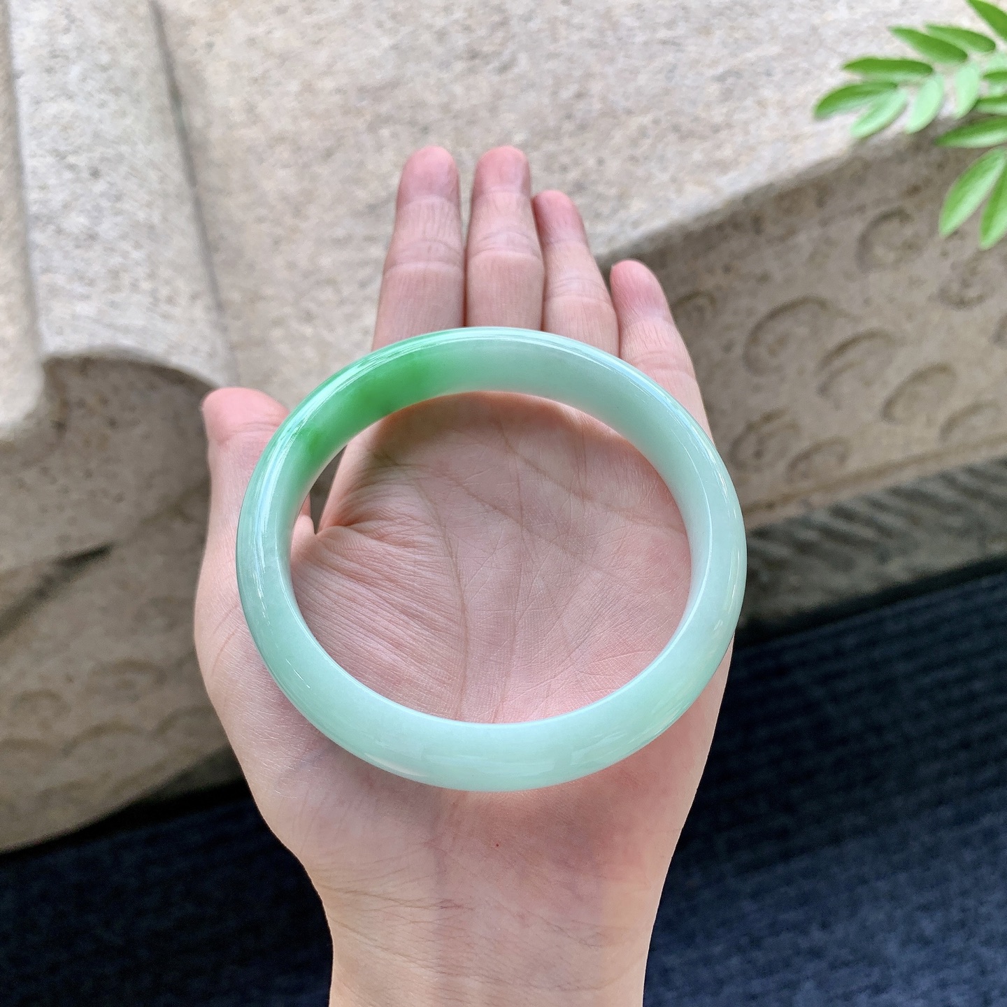 正圈61 62 圈口62.3/13/7.6 编码GL092916 糯冰飘绿，水润，种老，细腻，打灯有棉线