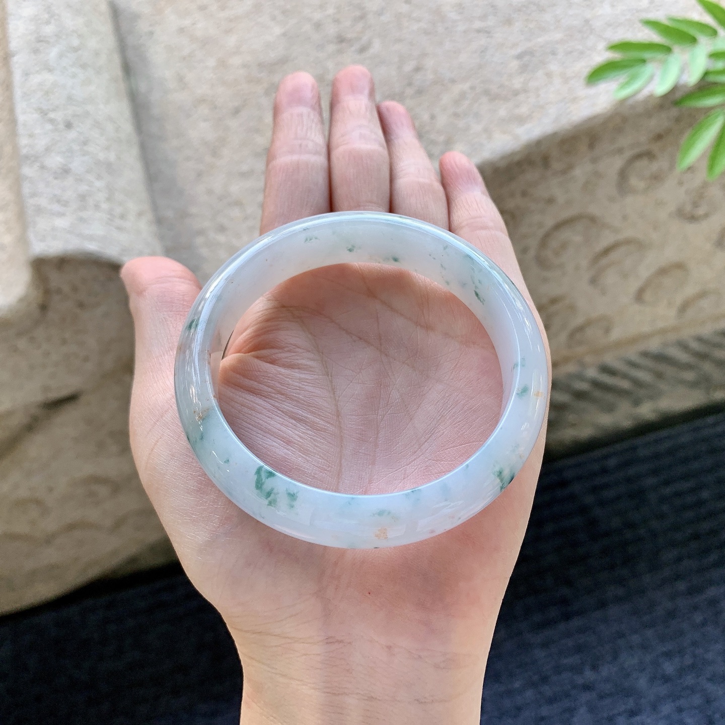 正圈57 58 圈口58.3/13.8/7.4 编码HJ092904 细糯紫底飘花，飘黄翡，水润，种老，细腻，无裂
