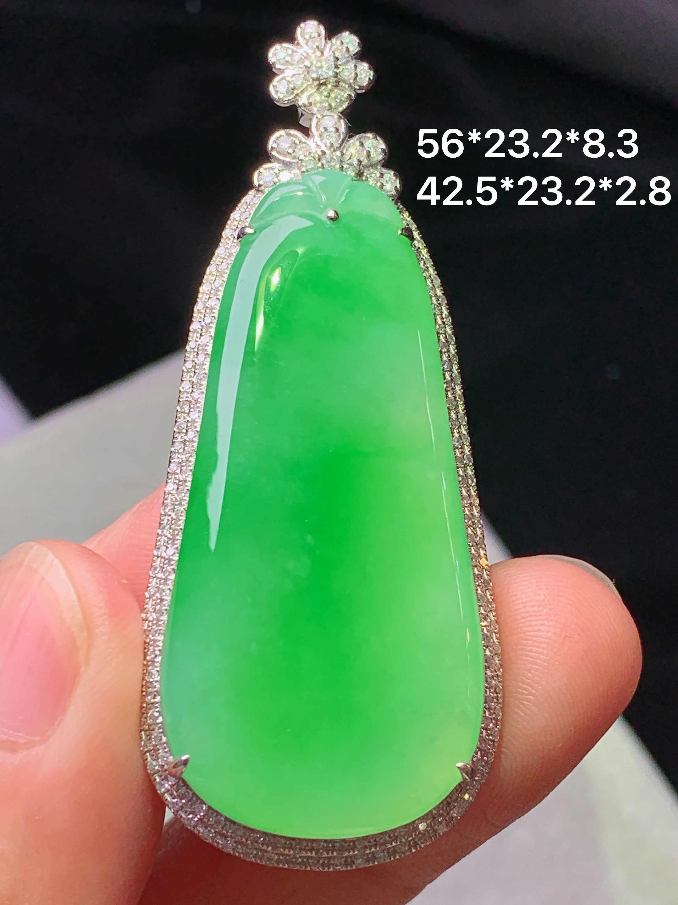 18k金钻镶嵌阳绿福瓜吊坠 玉质细腻 色泽艳丽清新 水润亮眼 整体尺寸56*23.2*8.8 e2