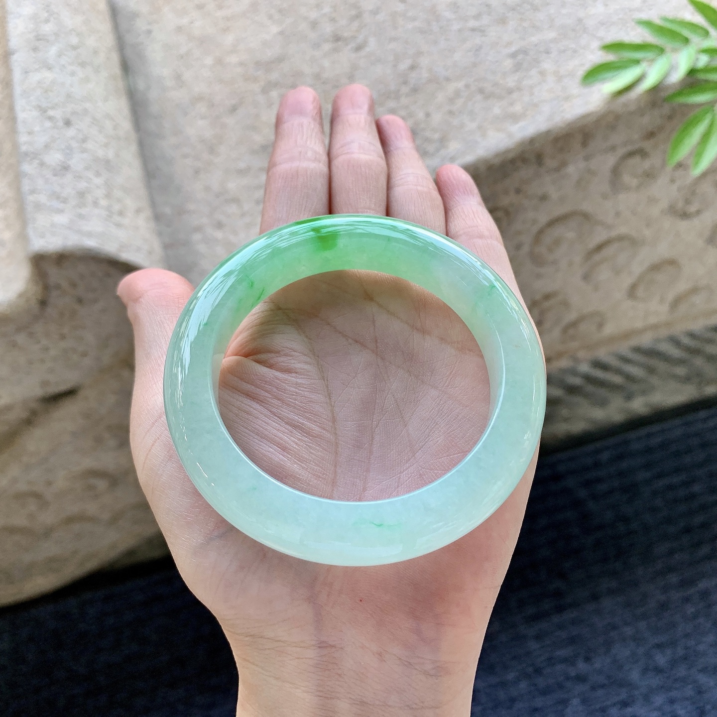 正圈54 55 圈口55.7/12.5/10 编码LZ092941 冰糯阳绿，水润，种老，细腻，打灯有棉线