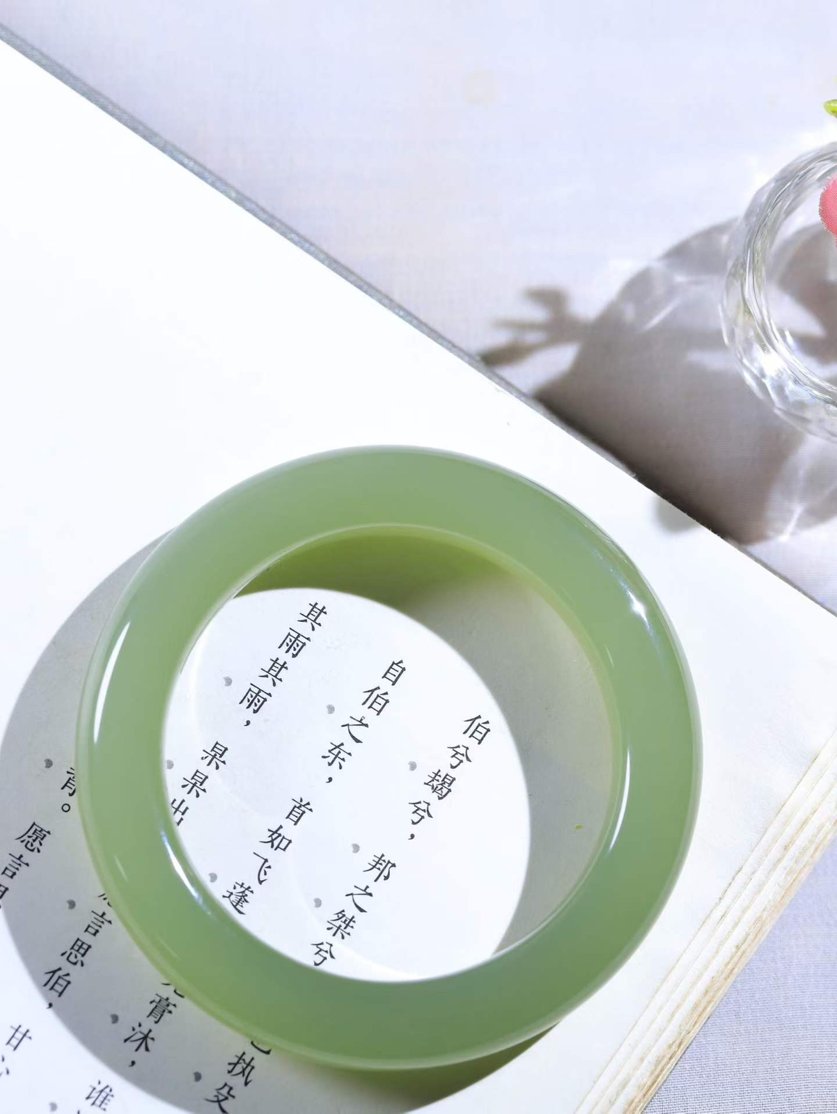 【一见钟情·手镯】

精品和田玉湖水晴手镯。镯型饱满，温润细腻，脂润沁香。️执一卷书，沏一盏茶，着一袭裙，戴一只镯。淡淡浅笺，素心若兰，静赏玉中诗画。悠悠岁月，芊手轻摘，盛满诗样芳华。重63.81克   内径圈口54mm 尺寸11.6-11mm  FDA-55902804
