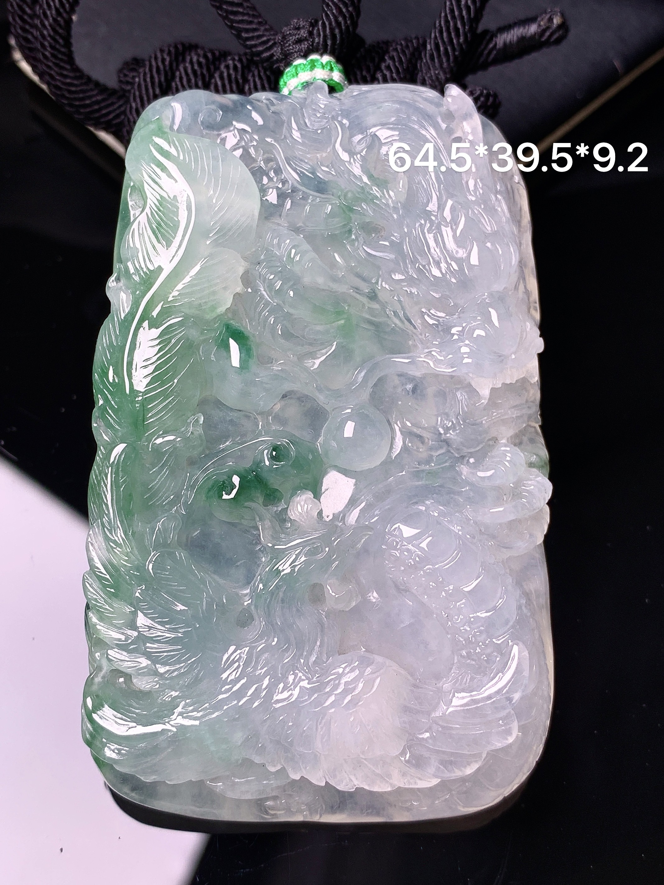 飘绿龙凤呈祥牌吊坠 玉质细腻 色泽艳丽清新 水润亮眼 整体尺寸64.5*39.5*9.2 a5